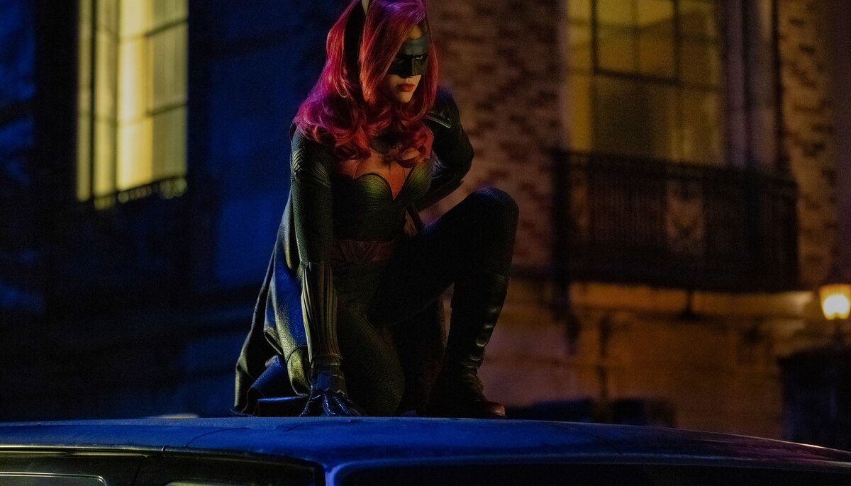 Elseworlds: New Images of Batwoman, The Monitor and More